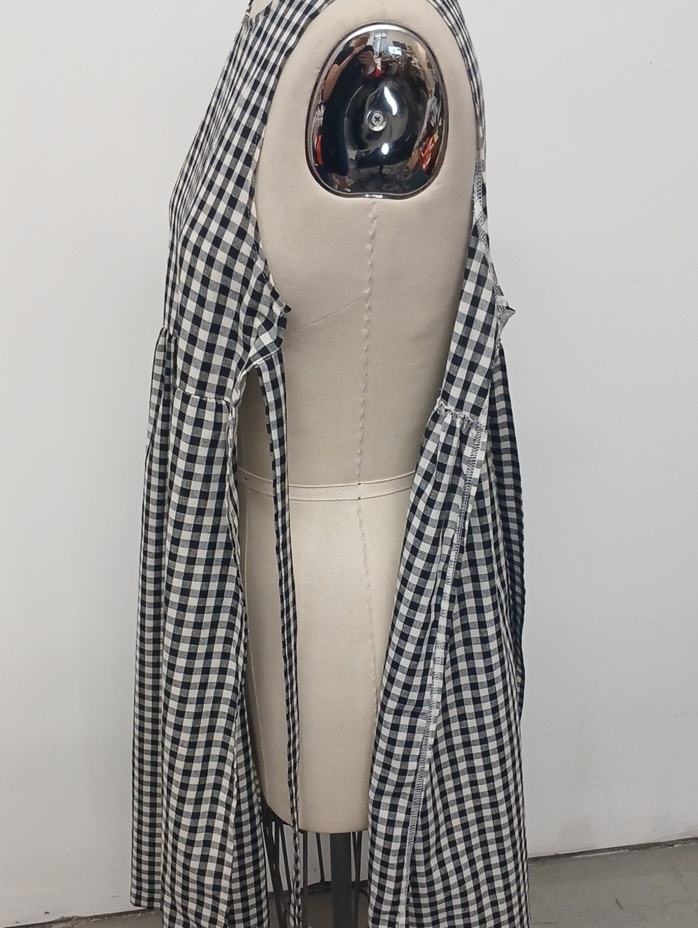 Black & White Gingham Sleeveless Side Tie Apron - Picture 5 of 5